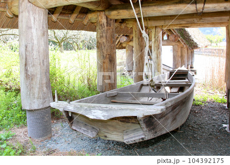 茅葺の船小屋　三方湖　三方湖畔　三方五湖　船子屋　茅葺き屋根　若狭町　福井県　三方上中郡　桜　春景色 104392175