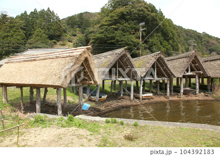 茅葺の船小屋　三方湖　三方湖畔　三方五湖　船子屋　茅葺き屋根　若狭町　福井県　三方上中郡　桜　春景色 104392183