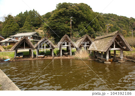 茅葺の船小屋 三方湖 三方湖畔 三方五湖 船子屋 茅葺き屋根 若狭町 福井県 三方上中郡 桜 春景色 茅葺の船小屋 三方湖 三方湖畔 三方五湖 船子屋 茅葺き屋根 若狭町 福井県 三方上中郡 桜 春景色 104392186