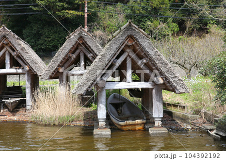 茅葺の船小屋 三方湖 三方湖畔 三方五湖 船子屋 茅葺き屋根 若狭町 福井県 三方上中郡 桜 春景色 茅葺の船小屋 三方湖 三方湖畔 三方五湖 船子屋 茅葺き屋根 若狭町 福井県 三方上中郡 桜 春景色 104392192