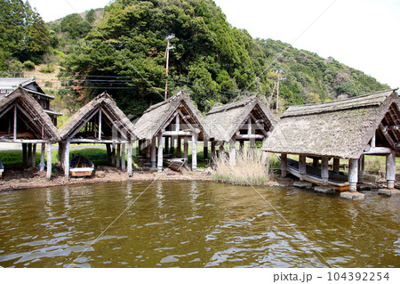 茅葺の船小屋 三方湖 三方湖畔 三方五湖 船子屋 茅葺き屋根 若狭町 福井県 三方上中郡 桜 春景色 茅葺の船小屋 三方湖 三方湖畔 三方五湖 船子屋 茅葺き屋根 若狭町 福井県 三方上中郡 桜 春景色 104392254