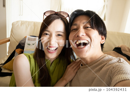 旅行に行く前に自撮りする仲良しカップル・夫婦 旅行に行く前に自撮りする仲良しカップル・夫婦 104392431