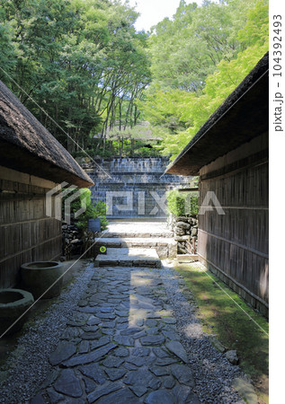 四国村ミウゼアム 染が滝を中石家住宅の間から見る(民家の土台石の花崗岩を用いた彫刻家流政之の作) 四国村ミウゼアム 染が滝を中石家住宅の間から見る(民家の土台石の花崗岩を用いた彫刻家流政之の作) 104392493