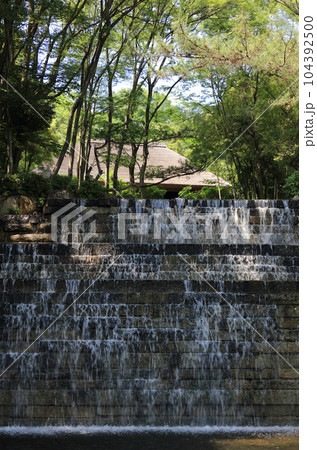 四国村ミウゼアム 染が滝と重文の下木家住宅（滝は民家の土台石の花崗岩を用いた彫刻家流政之の作） 104392500