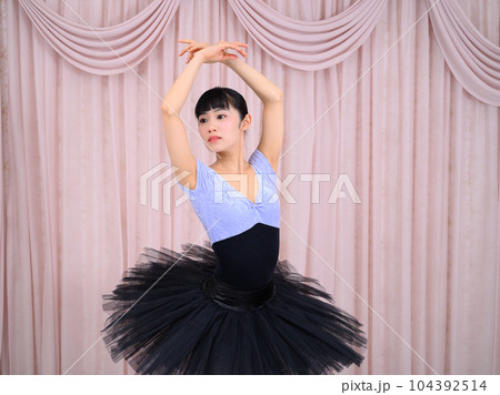 ポーズをとるバレリーナ 104392514