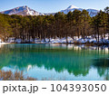 晴天にめぐまれた冬景色の裏磐梯の旅 104393050