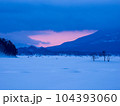 晴天にめぐまれた冬景色の裏磐梯の旅 104393060
