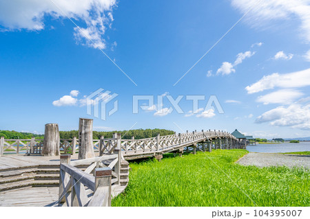 鶴の舞橋　全長300メートル　日本一の木造三連太鼓橋 104395007