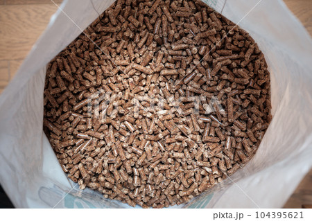 ペレットストーブ用の木質ペレット燃料 104395621