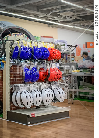 子供用のカラフルな自転車ヘルメット 104396174