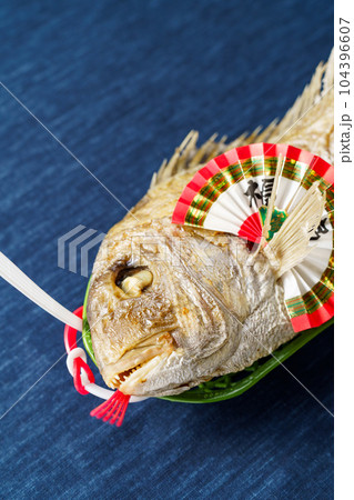 正月祝い用の鯛の塩焼き 正月祝い用の鯛の塩焼き 104396607