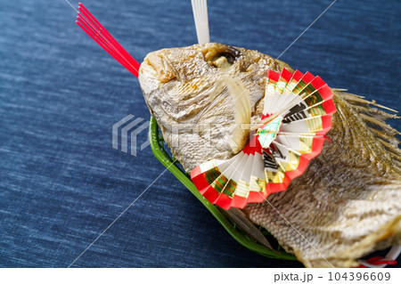 正月祝い用の鯛の塩焼き 104396609
