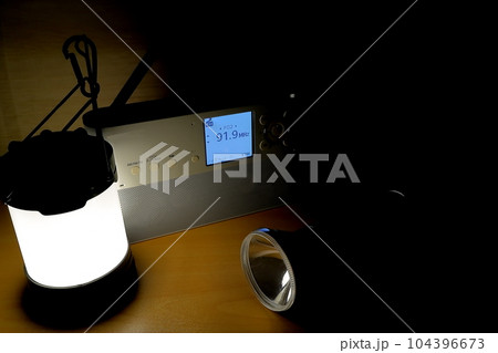 災害対策の懐中電灯とラジオ 災害対策の懐中電灯とラジオ 104396673