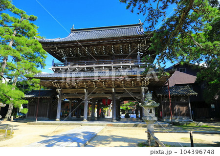 【京都府】新緑の智恩寺の三門(黄金閣) 【京都府】新緑の智恩寺の三門(黄金閣) 104396748
