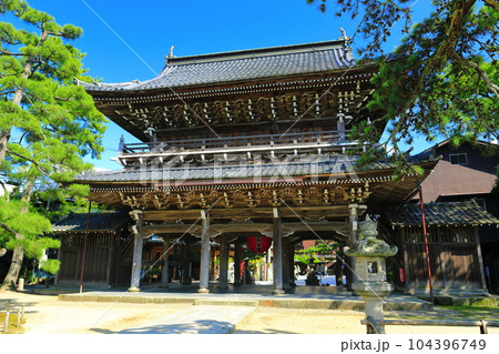【京都府】新緑の智恩寺の三門（黄金閣） 104396749