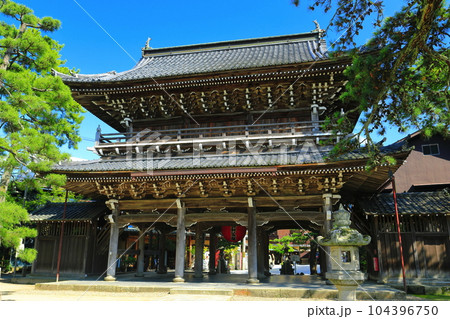 【京都府】新緑の智恩寺の三門(黄金閣) 【京都府】新緑の智恩寺の三門(黄金閣) 104396750