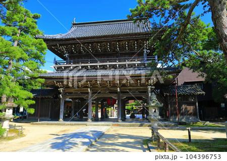 【京都府】新緑の智恩寺の三門（黄金閣） 104396753