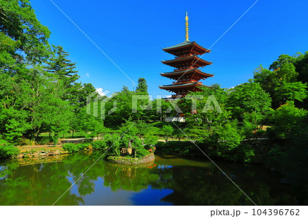 【京都府】新緑の成相寺の五重塔と底なし池 104396762