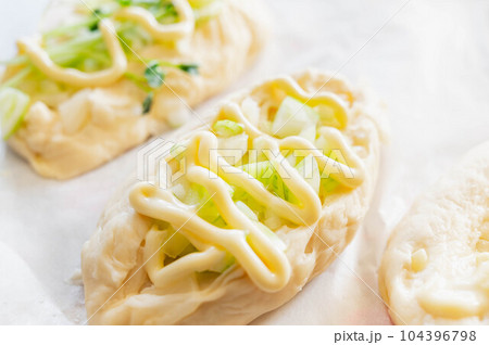 パン作り　成形して焼くだけ 104396798