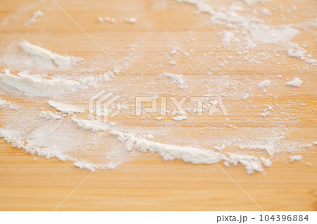 まな板に振るう打ち粉 まな板に振るう打ち粉 104396884