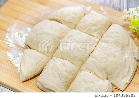 パン作り　生地をカット 104396885