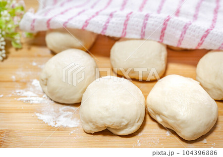 パン作り　ベンチタイム 104396886