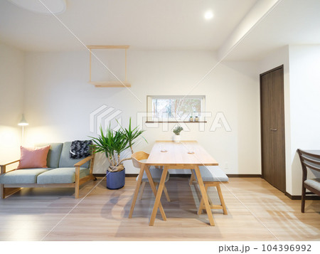 観葉植物のある新築住宅のリビングダイニング 104396992