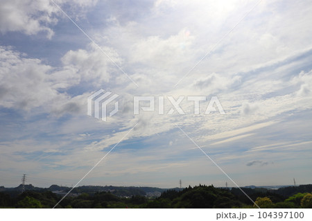 雲の多い空　太陽光　山地　林 104397100
