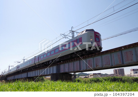 朝の鉄橋を渡る特急やくも号 朝の鉄橋を渡る特急やくも号 104397204