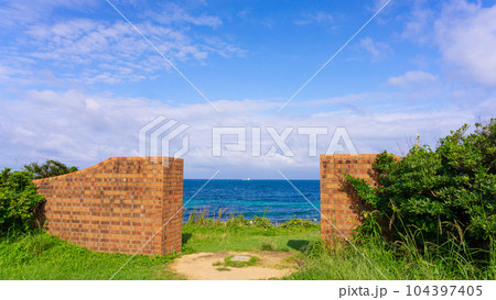 角島灯台の海岸の風景 104397405