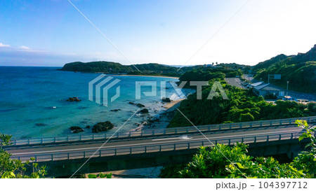 下関市の角島大橋の絶景 下関市の角島大橋の絶景 104397712