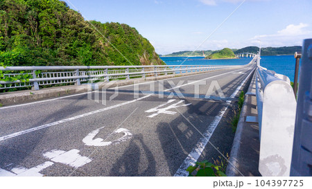 下関市の角島大橋の絶景 下関市の角島大橋の絶景 104397725