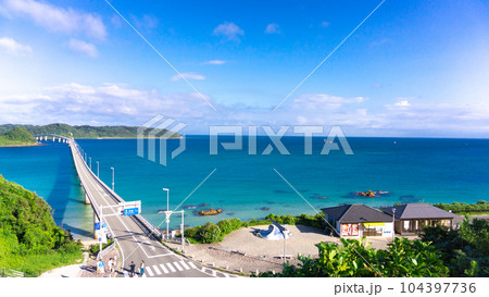 下関市の角島大橋の絶景 下関市の角島大橋の絶景 104397736