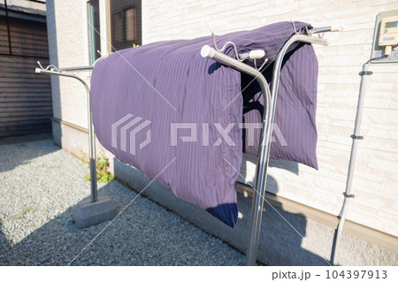晴れた日の布団干し 104397913