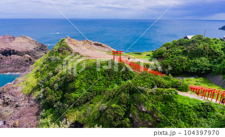 赤い鳥居が並ぶ元乃隅神社 104397970