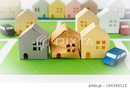 空き家問題　不良物件　所有者不明土地　登記　老朽化　不動産　相続 104398113