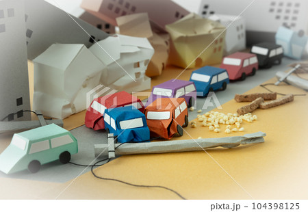 震災時の渋滞　道路　自然災害　天災　乗り捨　車 104398125