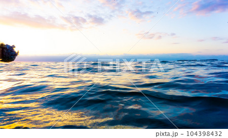 遊覧船から海原 104398432