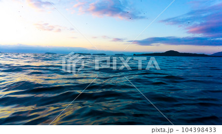 遊覧船から海原 104398433