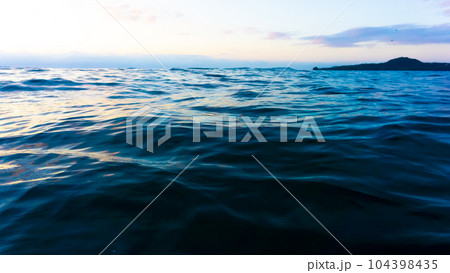 遊覧船から海原 104398435