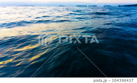 遊覧船から海原 104398437