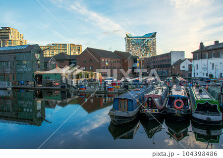 イギリスのバーミンガムのきれいな建物 104398486