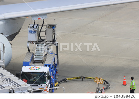 ジェット機への給油 燃料補給 ジェット燃料 空港業務 ジェット機への給油 燃料補給 ジェット燃料 空港業務 104399426
