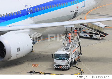 ジェット機への給油 燃料補給 ジェット燃料 空港業務 ジェット機への給油 燃料補給 ジェット燃料 空港業務 104399427