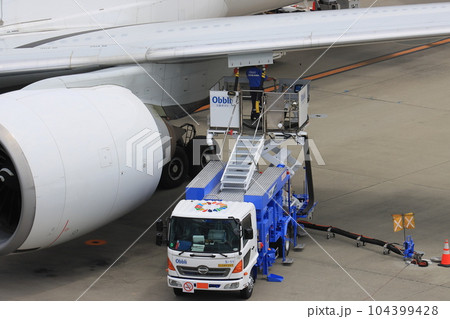 ジェット機への給油　燃料補給　ジェット燃料　空港業務 104399428