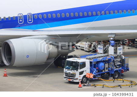 ジェット機への給油 燃料補給 ジェット燃料 空港業務 ジェット機への給油 燃料補給 ジェット燃料 空港業務 104399431