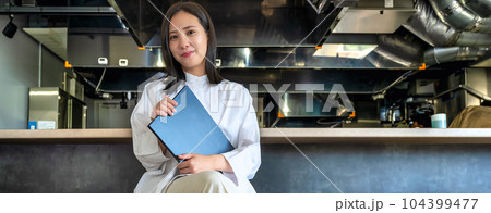 レストランオーナー ノートパソコンを持った若い女性 レストランオーナー ノートパソコンを持った若い女性 104399477