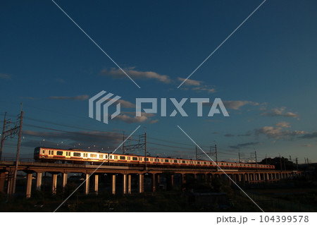 夕焼け空の下車体を輝かせながら走る武蔵野線E231系電車_2023/6/17撮影 夕焼け空の下車体を輝かせながら走る武蔵野線E231系電車_2023/6/17撮影 104399578