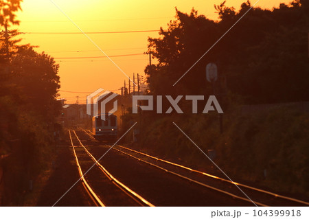 夕暮れの世界の中を走る列車(茨城県・関東鉄道) 夕暮れの世界の中を走る列車(茨城県・関東鉄道) 104399918