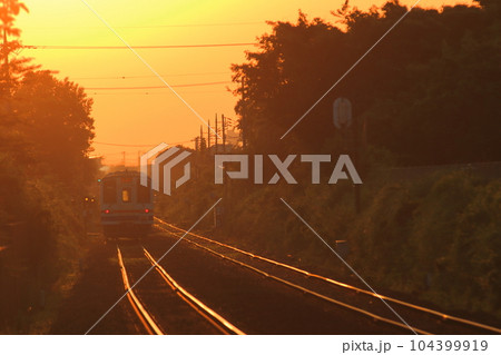夕暮れの世界の中を走る列車(茨城県・関東鉄道) 104399919